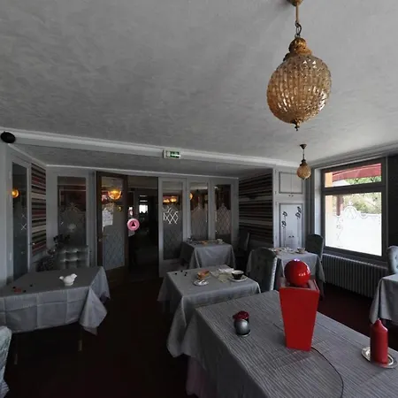 Logis Hotel-restaurant La Croix Couverte מאיין