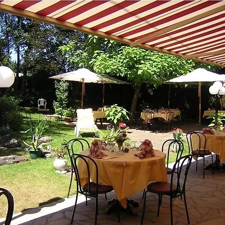 Logis Hotel-restaurant La Croix Couverte 3* מאיין